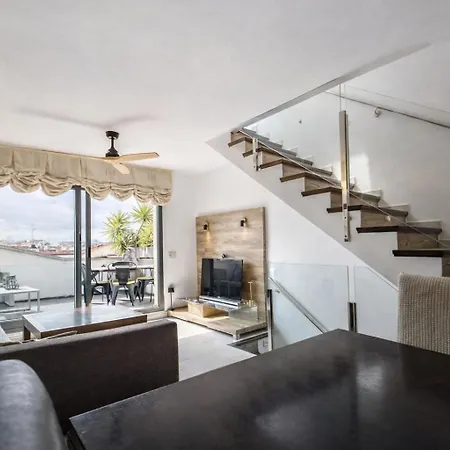 Attic Center * 锡切斯